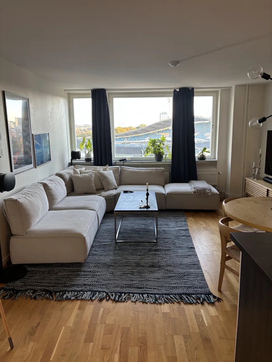 Rent och ljust vardagsrum efter hemstädning